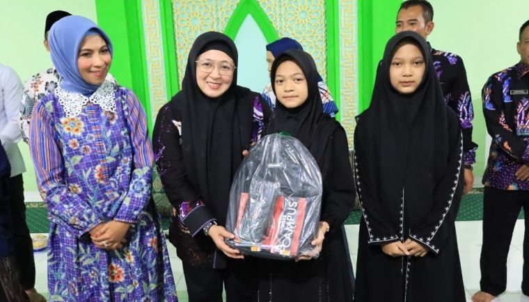 Wabup Tangerang Dampingi Istri Menteri ESDM Kunjungi Ponpes Al Ikhlas Assalam Kemiri, Doa Bersama dan Bagikan Perlengkapan Sekolah