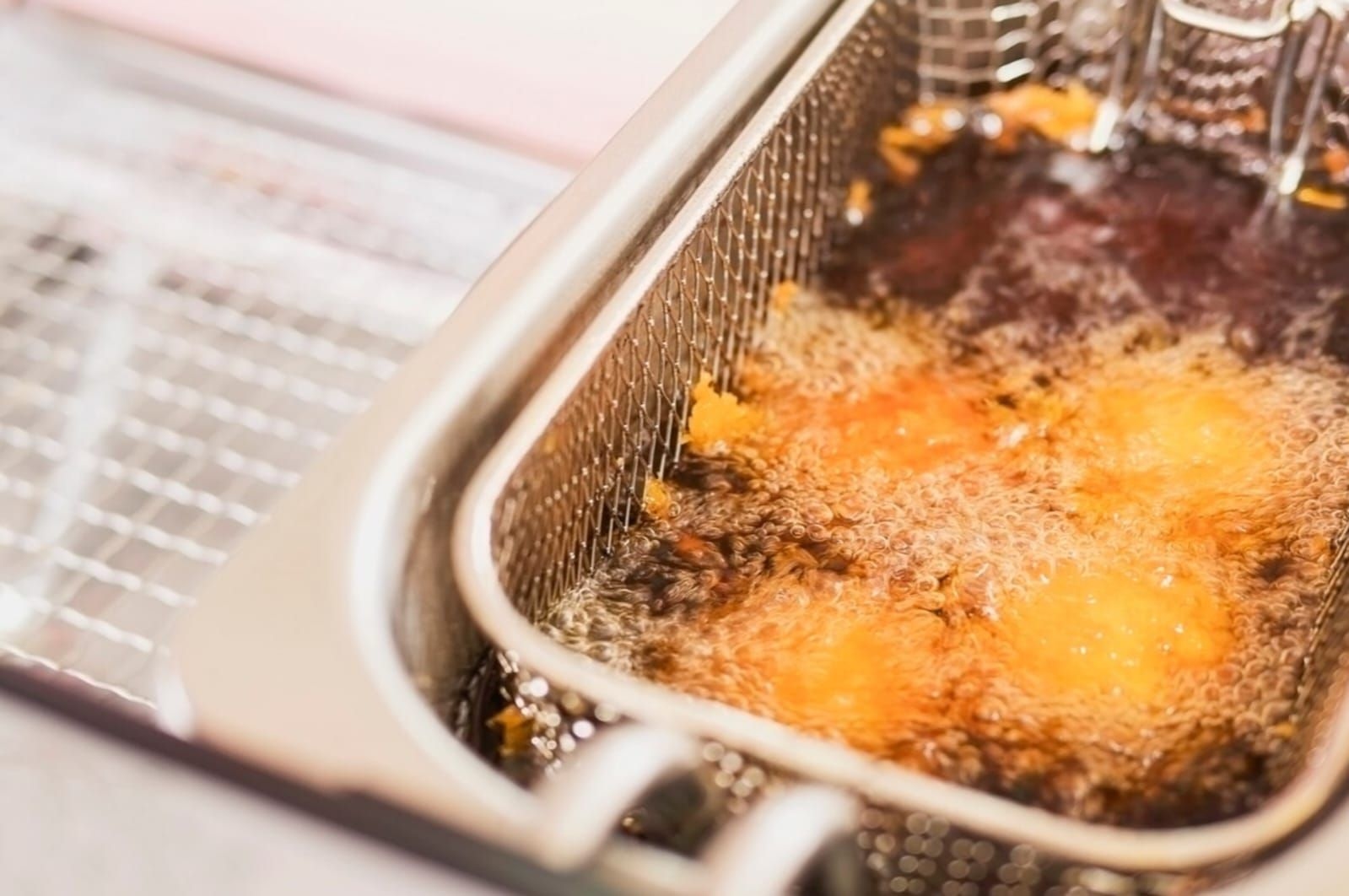 Waspadai Makanan Minyak Berlebih, Ancaman Tersembunyi bagi Metabolisme dan Asam Urat