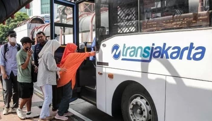 Warga Depok Antre Berjam-jam Naik Transjabodetabek, Gubernur Pramono Minta Pemda Setempat Bangun Halte