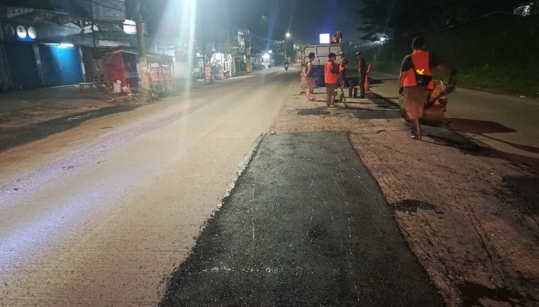 Bina Marga Kabupaten Tangerang Bergerak Cepat, Langsung Bereskan Jalan Berlubang di Pasar Kemis