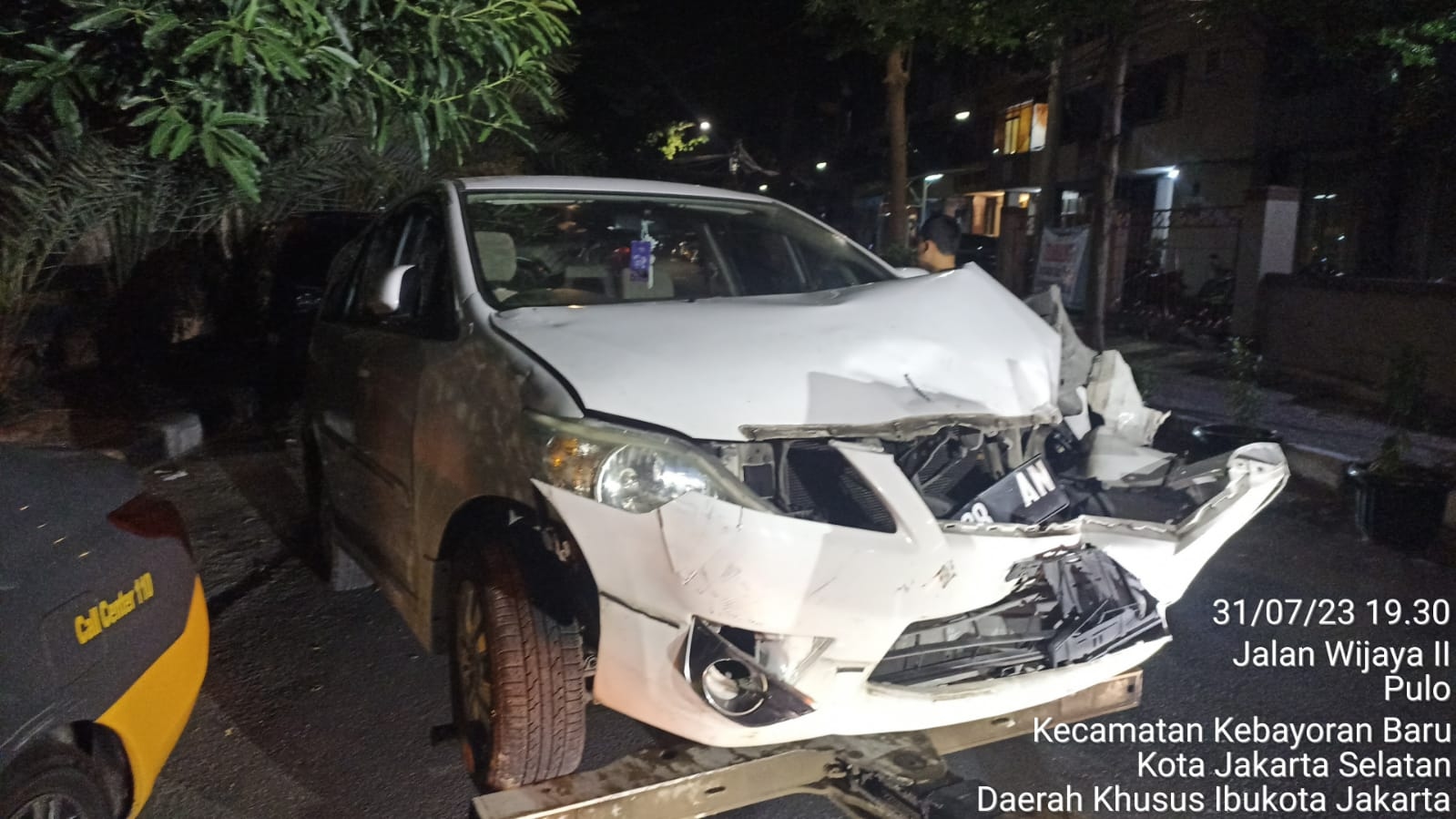 Ditabrak Innova di Persimpangan RS Fatmawati, Pemotor Wanita Alami Patah Tulang.